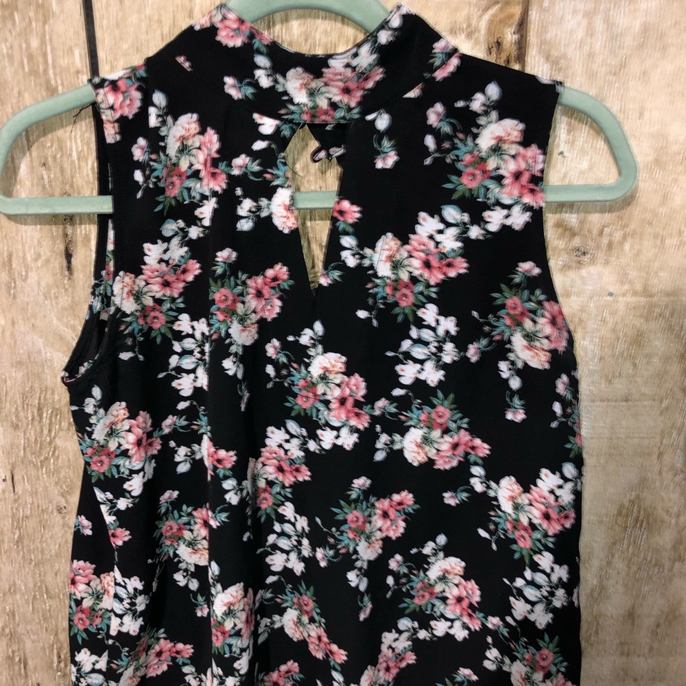 High Neck V Flower Tank Top